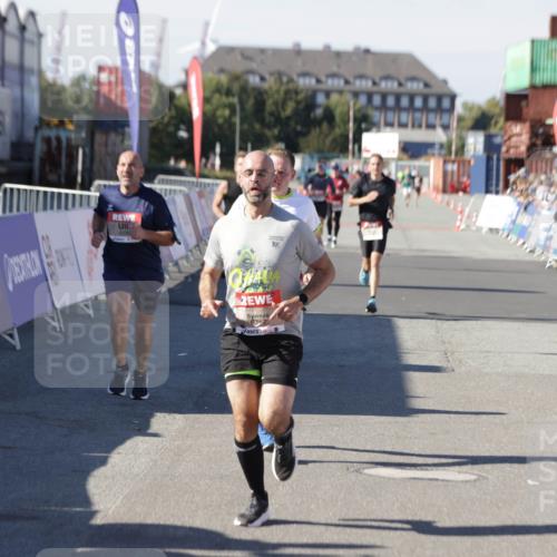 03.10.2025 - Köhlbrandbrückenlauf Jannik Wohlers http://msf.ph/oto/9104411 03.10.2025 12:58:15 Ziel 4083, 4099, 4234, 4248, 4394, 6152, 6717, 6718, 6732 meine-sportfotos.de