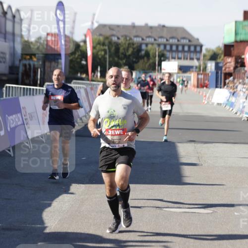 03.10.2025 - Köhlbrandbrückenlauf Jannik Wohlers http://msf.ph/oto/9104418 03.10.2025 12:58:15 Ziel 4083, 4099, 4234, 4248, 4394, 6152, 6717, 6718, 6732 meine-sportfotos.de
