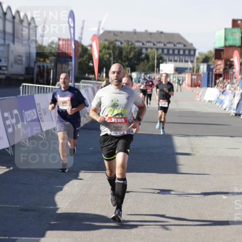 03.10.2025 - Köhlbrandbrückenlauf Jannik Wohlers http://msf.ph/oto/9104427 03.10.2025 12:58:15 Ziel 4083, 4099, 4234, 4248, 4394, 6152, 6717, 6718, 6732 meine-sportfotos.de