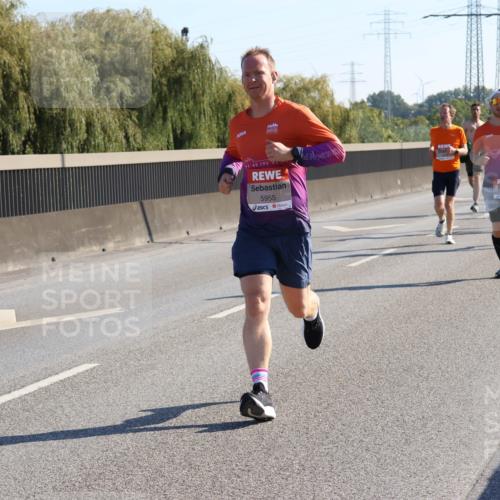 03.10.2025 - Köhlbrandbrückenlauf Strokosch-Dieckow http://msf.ph/oto/9104434 03.10.2025 12:12:47 Position 3 95, 42, 195, 429, 5955 meine-sportfotos.de