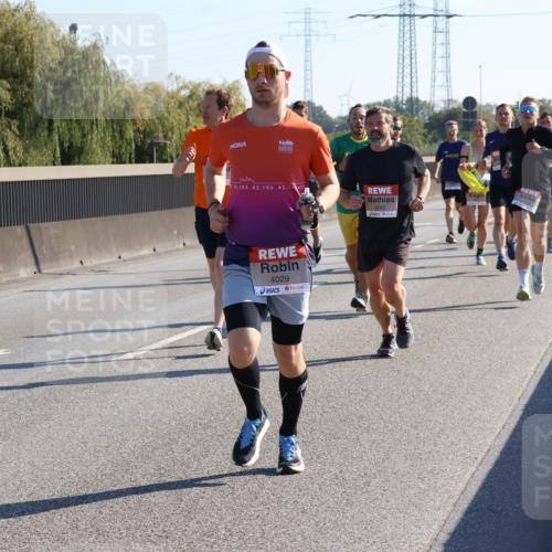 03.10.2025 - Köhlbrandbrückenlauf Strokosch-Dieckow http://msf.ph/oto/9104441 03.10.2025 12:12:49 Position 3 42, 195, 42, 195, 42, 142, 4042, 4029 meine-sportfotos.de