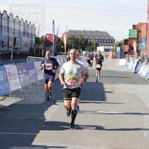 03.10.2025 - Köhlbrandbrückenlauf Jannik Wohlers http://msf.ph/oto/9104446 03.10.2025 12:58:16 Ziel 4083, 4099, 4234, 4248, 4394, 6152, 6717, 6718, 6732 meine-sportfotos.de