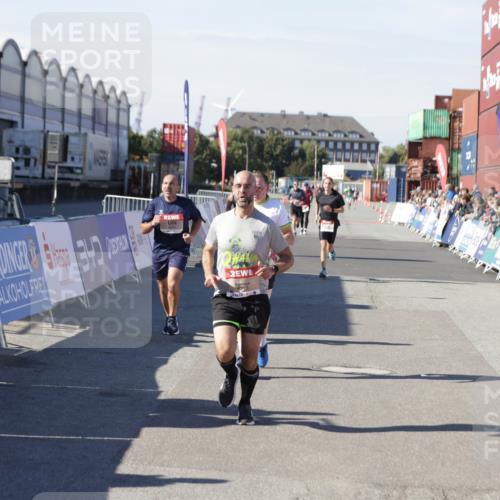 03.10.2025 - Köhlbrandbrückenlauf Jannik Wohlers http://msf.ph/oto/9104451 03.10.2025 12:58:16 Ziel 4083, 4099, 4234, 4248, 4394, 6152, 6717, 6718, 6732 meine-sportfotos.de