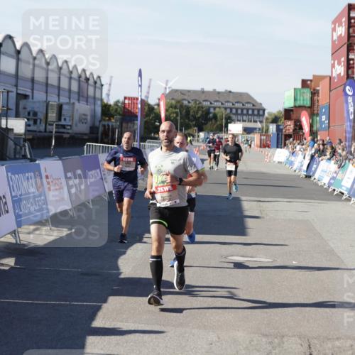 03.10.2025 - Köhlbrandbrückenlauf Jannik Wohlers http://msf.ph/oto/9104469 03.10.2025 12:58:16 Ziel 4083, 4099, 4234, 4248, 4394, 6152, 6717, 6718, 6732 meine-sportfotos.de