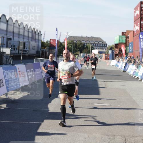 03.10.2025 - Köhlbrandbrückenlauf Jannik Wohlers http://msf.ph/oto/9104476 03.10.2025 12:58:16 Ziel 4083, 4099, 4234, 4248, 4394, 6152, 6717, 6718, 6732 meine-sportfotos.de