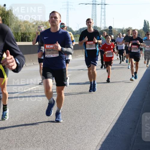 03.10.2025 - Köhlbrandbrückenlauf Strokosch-Dieckow http://msf.ph/oto/9104488 03.10.2025 12:12:53 Position 3 4248, 4170, 6307 meine-sportfotos.de