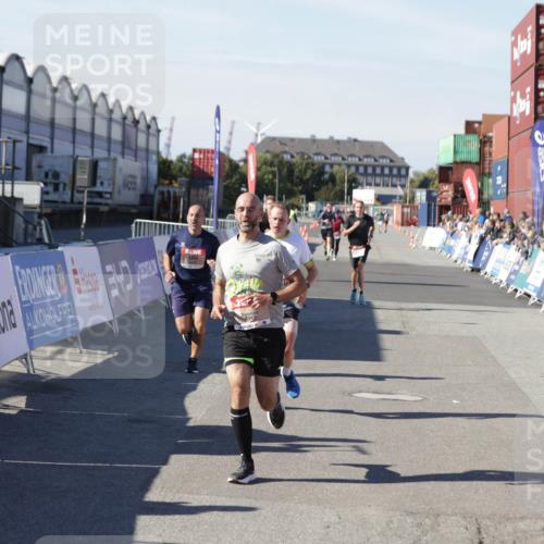 03.10.2025 - Köhlbrandbrückenlauf Jannik Wohlers http://msf.ph/oto/9104491 03.10.2025 12:58:16 Ziel 4083, 4099, 4234, 4248, 4394, 6152, 6717, 6718, 6732 meine-sportfotos.de