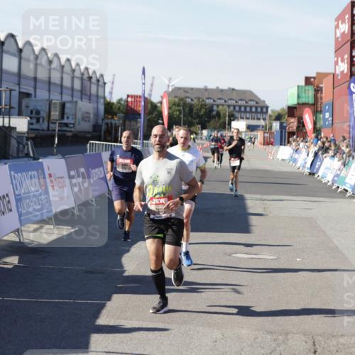 03.10.2025 - Köhlbrandbrückenlauf Jannik Wohlers http://msf.ph/oto/9104499 03.10.2025 12:58:16 Ziel 4083, 4099, 4234, 4248, 4394, 6152, 6717, 6718, 6732 meine-sportfotos.de