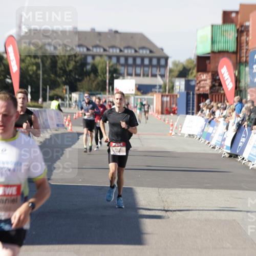 03.10.2025 - Köhlbrandbrückenlauf Jannik Wohlers http://msf.ph/oto/9104521 03.10.2025 12:58:17 Ziel 4083, 4099, 4234, 4248, 4394, 6152, 6717, 6718, 6732 meine-sportfotos.de