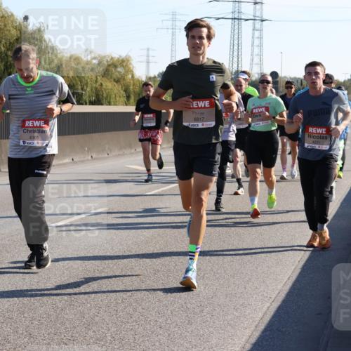 03.10.2025 - Köhlbrandbrückenlauf Strokosch-Dieckow http://msf.ph/oto/9104541 03.10.2025 12:12:58 Position 3 4105, 6817, 4123, 4231 meine-sportfotos.de