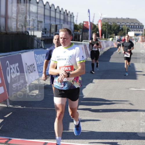 03.10.2025 - Köhlbrandbrückenlauf Jannik Wohlers http://msf.ph/oto/9104575 03.10.2025 12:58:18 Ziel 4083, 4099, 4234, 4248, 4394, 6152, 6717, 6718, 6732 meine-sportfotos.de