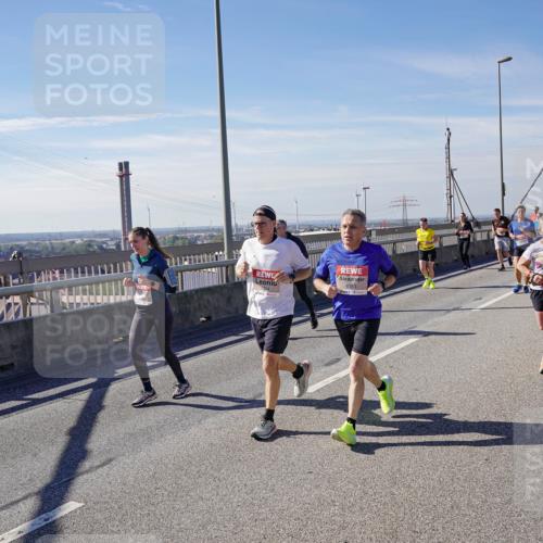 03.10.2025 - Köhlbrandbrückenlauf Michael Burmester http://msf.ph/oto/9104630 03.10.2025 12:48:44 Position 2 4353 meine-sportfotos.de