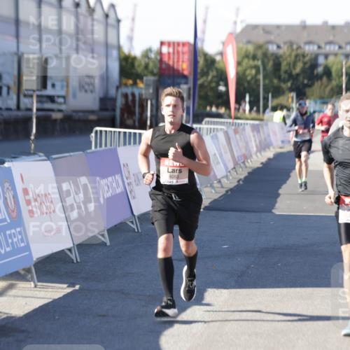 03.10.2025 - Köhlbrandbrückenlauf Jannik Wohlers http://msf.ph/oto/9104635 03.10.2025 12:58:19 Ziel 4083, 4099, 4248, 4394, 6152, 6717, 6718, 6732, 6741 meine-sportfotos.de