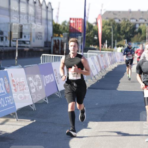 03.10.2025 - Köhlbrandbrückenlauf Jannik Wohlers http://msf.ph/oto/9104641 03.10.2025 12:58:19 Ziel 4083, 4099, 4248, 4394, 6152, 6717, 6718, 6732, 6741 meine-sportfotos.de