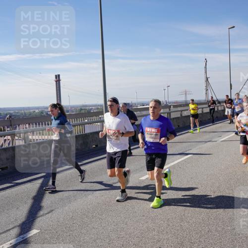 03.10.2025 - Köhlbrandbrückenlauf Michael Burmester http://msf.ph/oto/9104643 03.10.2025 12:48:45 Position 2 4353 meine-sportfotos.de