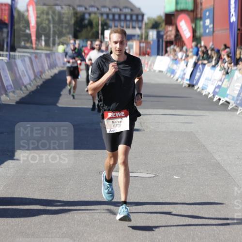 03.10.2025 - Köhlbrandbrückenlauf Jannik Wohlers http://msf.ph/oto/9104664 03.10.2025 12:58:20 Ziel 4083, 4099, 4248, 4394, 6152, 6717, 6718, 6732, 6741 meine-sportfotos.de