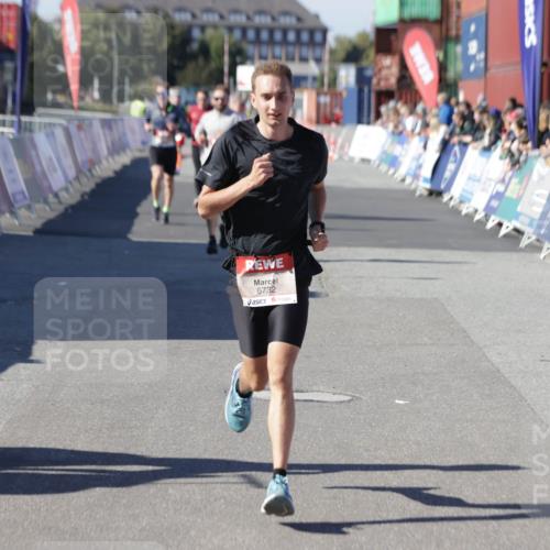03.10.2025 - Köhlbrandbrückenlauf Jannik Wohlers http://msf.ph/oto/9104671 03.10.2025 12:58:20 Ziel 4083, 4099, 4248, 4394, 6152, 6717, 6718, 6732, 6741 meine-sportfotos.de