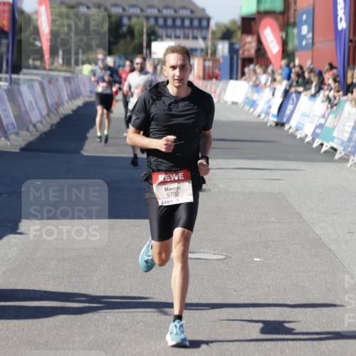 03.10.2025 - Köhlbrandbrückenlauf Jannik Wohlers http://msf.ph/oto/9104678 03.10.2025 12:58:20 Ziel 4083, 4099, 4248, 4394, 6152, 6717, 6718, 6732, 6741 meine-sportfotos.de