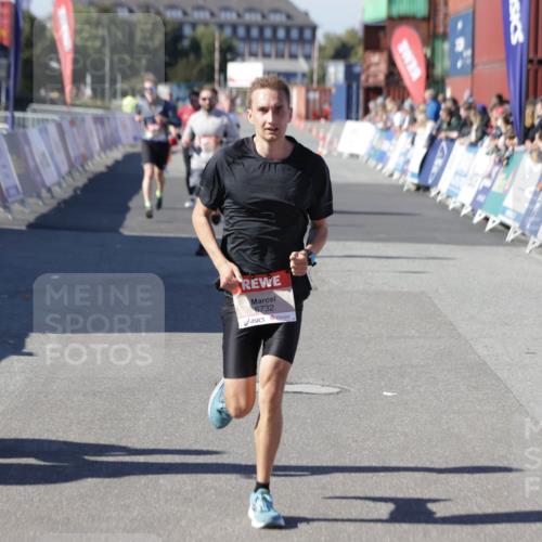 03.10.2025 - Köhlbrandbrückenlauf Jannik Wohlers http://msf.ph/oto/9104688 03.10.2025 12:58:20 Ziel 4083, 4099, 4248, 4394, 6152, 6717, 6718, 6732, 6741 meine-sportfotos.de