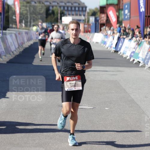 03.10.2025 - Köhlbrandbrückenlauf Jannik Wohlers http://msf.ph/oto/9104697 03.10.2025 12:58:20 Ziel 4083, 4099, 4248, 4394, 6152, 6717, 6718, 6732, 6741 meine-sportfotos.de