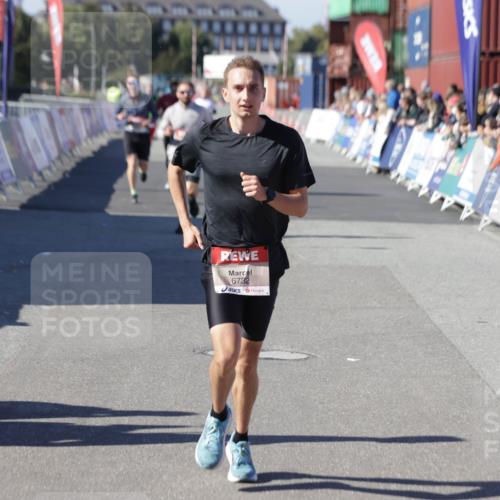 03.10.2025 - Köhlbrandbrückenlauf Jannik Wohlers http://msf.ph/oto/9104706 03.10.2025 12:58:20 Ziel 4083, 4099, 4248, 4394, 6152, 6717, 6718, 6732, 6741 meine-sportfotos.de