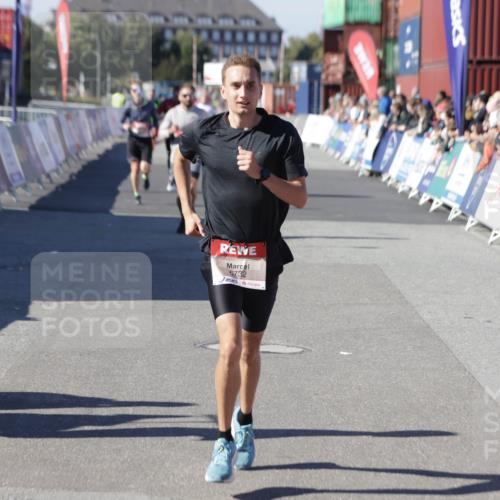 03.10.2025 - Köhlbrandbrückenlauf Jannik Wohlers http://msf.ph/oto/9104714 03.10.2025 12:58:20 Ziel 4083, 4099, 4248, 4394, 6152, 6717, 6718, 6732, 6741 meine-sportfotos.de