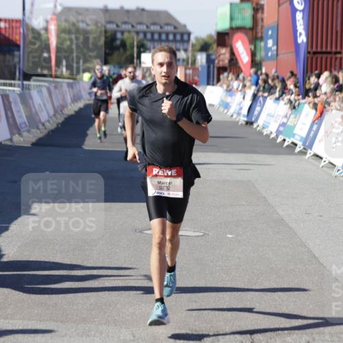 03.10.2025 - Köhlbrandbrückenlauf Jannik Wohlers http://msf.ph/oto/9104725 03.10.2025 12:58:20 Ziel 4083, 4099, 4248, 4394, 6152, 6717, 6718, 6732, 6741 meine-sportfotos.de