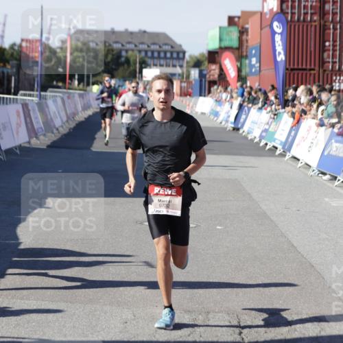 03.10.2025 - Köhlbrandbrückenlauf Jannik Wohlers http://msf.ph/oto/9104754 03.10.2025 12:58:21 Ziel 4083, 4099, 4394, 5775, 6152, 6717, 6732, 6741 meine-sportfotos.de