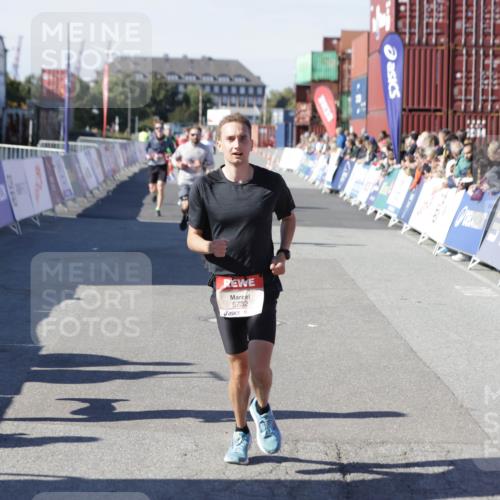 03.10.2025 - Köhlbrandbrückenlauf Jannik Wohlers http://msf.ph/oto/9104773 03.10.2025 12:58:21 Ziel 4083, 4099, 4394, 5775, 6152, 6717, 6732, 6741 meine-sportfotos.de