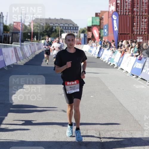 03.10.2025 - Köhlbrandbrückenlauf Jannik Wohlers http://msf.ph/oto/9104781 03.10.2025 12:58:21 Ziel 4083, 4099, 4394, 5775, 6152, 6717, 6732, 6741 meine-sportfotos.de