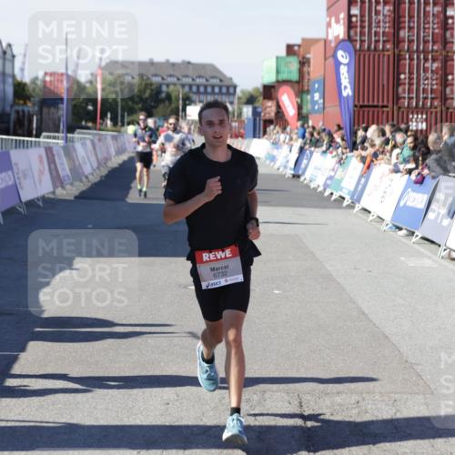 03.10.2025 - Köhlbrandbrückenlauf Jannik Wohlers http://msf.ph/oto/9104789 03.10.2025 12:58:21 Ziel 4083, 4099, 4394, 5775, 6152, 6717, 6732, 6741 meine-sportfotos.de