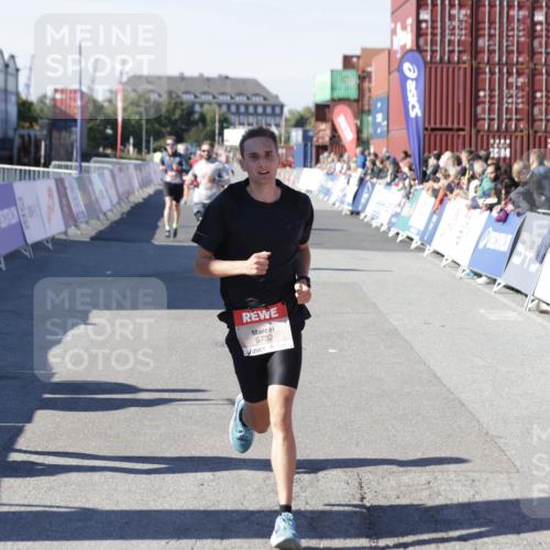 03.10.2025 - Köhlbrandbrückenlauf Jannik Wohlers http://msf.ph/oto/9104797 03.10.2025 12:58:21 Ziel 4083, 4099, 4394, 5775, 6152, 6717, 6732, 6741 meine-sportfotos.de