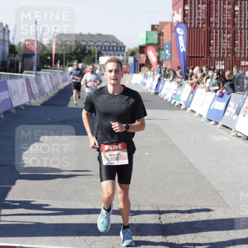 03.10.2025 - Köhlbrandbrückenlauf Jannik Wohlers http://msf.ph/oto/9104820 03.10.2025 12:58:21 Ziel 4083, 4099, 4394, 5775, 6152, 6717, 6732, 6741 meine-sportfotos.de