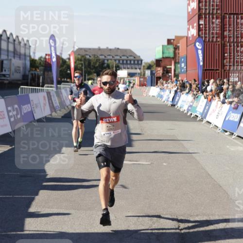 03.10.2025 - Köhlbrandbrückenlauf Jannik Wohlers http://msf.ph/oto/9104829 03.10.2025 12:58:25 Ziel 4083, 4099, 5775, 6152, 6617, 6717, 6732, 6741 meine-sportfotos.de