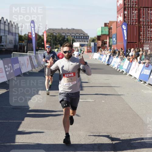 03.10.2025 - Köhlbrandbrückenlauf Jannik Wohlers http://msf.ph/oto/9104836 03.10.2025 12:58:25 Ziel 4083, 4099, 5775, 6152, 6617, 6717, 6732, 6741 meine-sportfotos.de