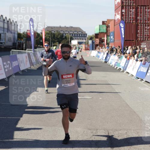 03.10.2025 - Köhlbrandbrückenlauf Jannik Wohlers http://msf.ph/oto/9104845 03.10.2025 12:58:25 Ziel 4083, 4099, 5775, 6152, 6617, 6717, 6732, 6741 meine-sportfotos.de