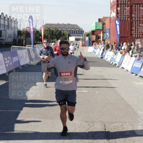 03.10.2025 - Köhlbrandbrückenlauf Jannik Wohlers http://msf.ph/oto/9104856 03.10.2025 12:58:25 Ziel 4083, 4099, 5775, 6152, 6617, 6717, 6732, 6741 meine-sportfotos.de
