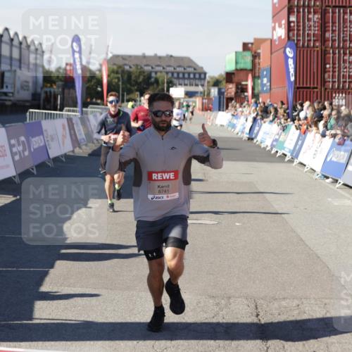 03.10.2025 - Köhlbrandbrückenlauf Jannik Wohlers http://msf.ph/oto/9104864 03.10.2025 12:58:25 Ziel 4083, 4099, 5775, 6152, 6617, 6717, 6732, 6741 meine-sportfotos.de