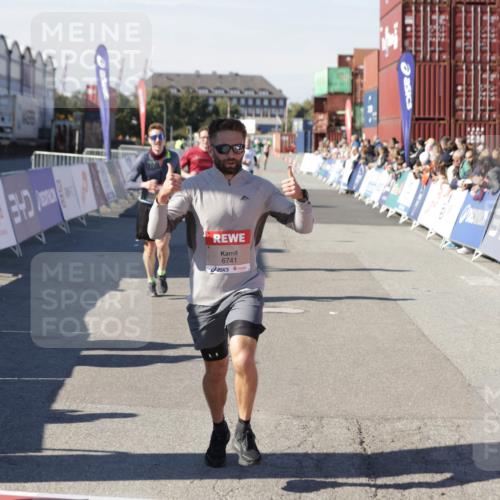 03.10.2025 - Köhlbrandbrückenlauf Jannik Wohlers http://msf.ph/oto/9104872 03.10.2025 12:58:25 Ziel 4083, 4099, 5775, 6152, 6617, 6717, 6732, 6741 meine-sportfotos.de