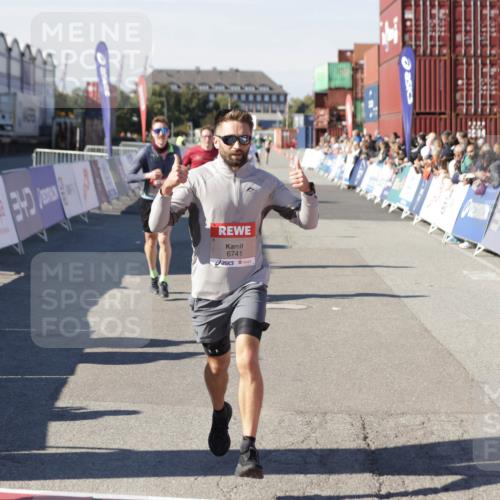 03.10.2025 - Köhlbrandbrückenlauf Jannik Wohlers http://msf.ph/oto/9104877 03.10.2025 12:58:25 Ziel 4083, 4099, 5775, 6152, 6617, 6717, 6732, 6741 meine-sportfotos.de