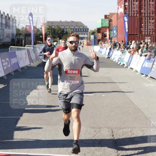 03.10.2025 - Köhlbrandbrückenlauf Jannik Wohlers http://msf.ph/oto/9104885 03.10.2025 12:58:25 Ziel 4083, 4099, 5775, 6152, 6617, 6717, 6732, 6741 meine-sportfotos.de