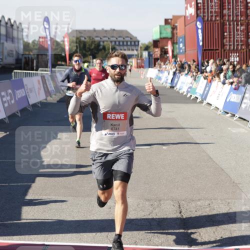 03.10.2025 - Köhlbrandbrückenlauf Jannik Wohlers http://msf.ph/oto/9104893 03.10.2025 12:58:25 Ziel 4083, 4099, 5775, 6152, 6617, 6717, 6732, 6741 meine-sportfotos.de