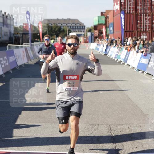 03.10.2025 - Köhlbrandbrückenlauf Jannik Wohlers http://msf.ph/oto/9104901 03.10.2025 12:58:25 Ziel 4083, 4099, 5775, 6152, 6617, 6717, 6732, 6741 meine-sportfotos.de