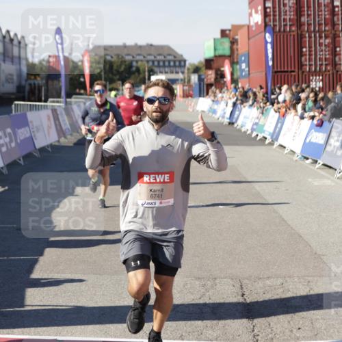 03.10.2025 - Köhlbrandbrückenlauf Jannik Wohlers http://msf.ph/oto/9104910 03.10.2025 12:58:26 Ziel 4083, 4099, 5706, 5775, 6152, 6617, 6717, 6732, 6741 meine-sportfotos.de