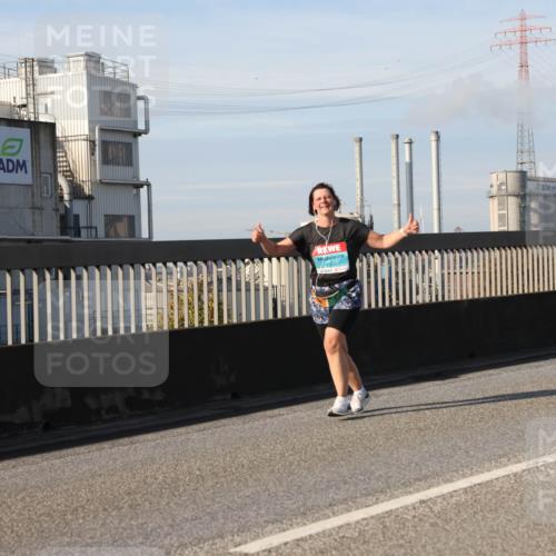 03.10.2025 - Köhlbrandbrückenlauf Lena Gebhardt http://msf.ph/oto/9104912 03.10.2025 10:12:42 Position 2  meine-sportfotos.de