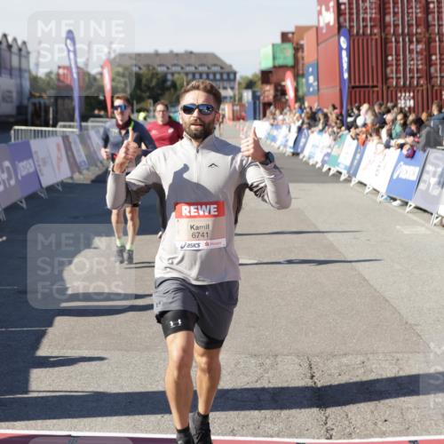 03.10.2025 - Köhlbrandbrückenlauf Jannik Wohlers http://msf.ph/oto/9104919 03.10.2025 12:58:26 Ziel 4083, 4099, 5706, 5775, 6152, 6617, 6717, 6732, 6741 meine-sportfotos.de