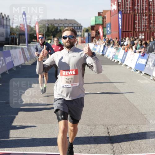 03.10.2025 - Köhlbrandbrückenlauf Jannik Wohlers http://msf.ph/oto/9104928 03.10.2025 12:58:26 Ziel 4083, 4099, 5706, 5775, 6152, 6617, 6717, 6732, 6741 meine-sportfotos.de