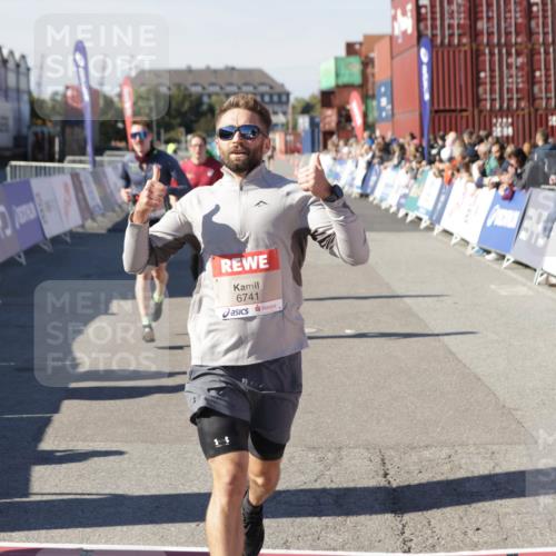 03.10.2025 - Köhlbrandbrückenlauf Jannik Wohlers http://msf.ph/oto/9104937 03.10.2025 12:58:26 Ziel 4083, 4099, 5706, 5775, 6152, 6617, 6717, 6732, 6741 meine-sportfotos.de