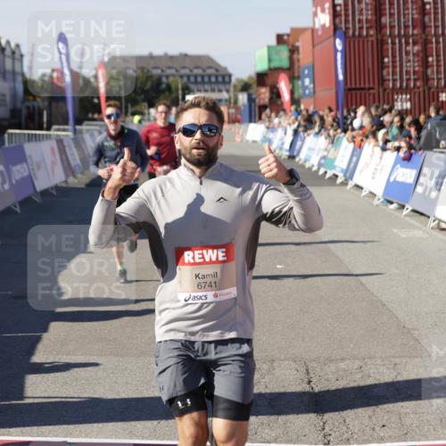 03.10.2025 - Köhlbrandbrückenlauf Jannik Wohlers http://msf.ph/oto/9104959 03.10.2025 12:58:26 Ziel 4083, 4099, 5706, 5775, 6152, 6617, 6717, 6732, 6741 meine-sportfotos.de