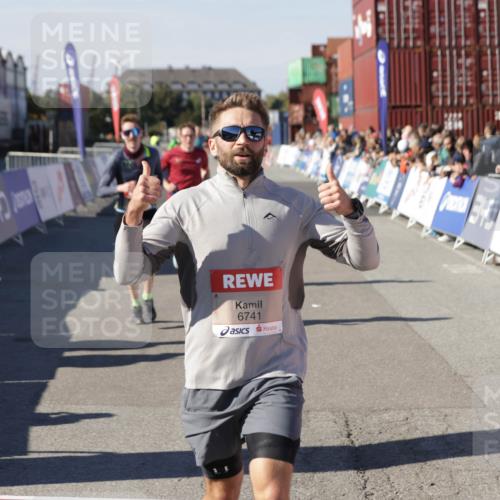 03.10.2025 - Köhlbrandbrückenlauf Jannik Wohlers http://msf.ph/oto/9104977 03.10.2025 12:58:26 Ziel 4083, 4099, 5706, 5775, 6152, 6617, 6717, 6732, 6741 meine-sportfotos.de
